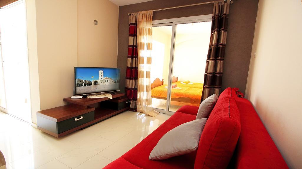 Panikos Beach Apartment I Lárnaka Eksteriør bilde