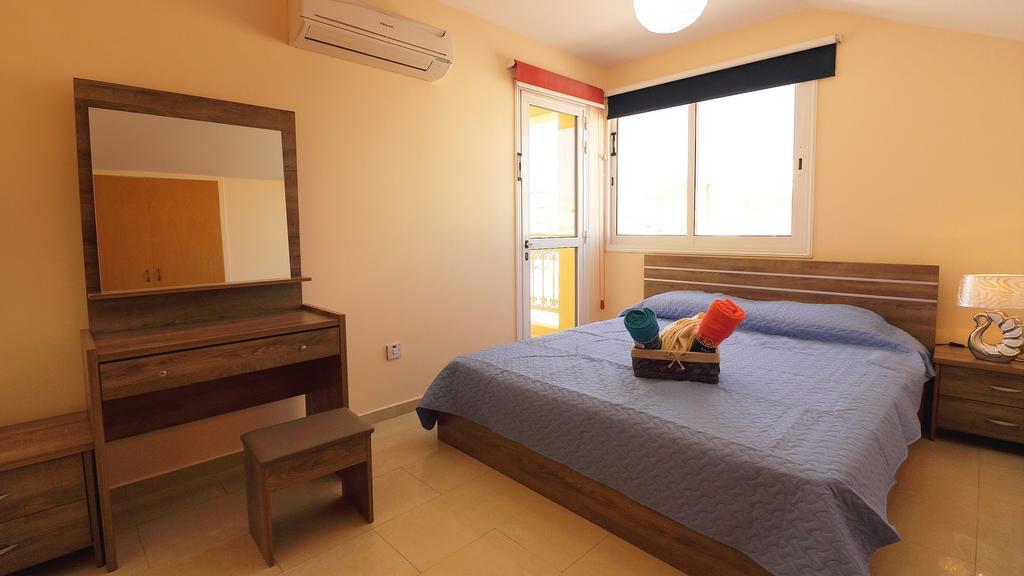 Panikos Beach Apartment I Lárnaka Eksteriør bilde